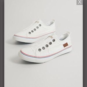 Blowfish play sneakers